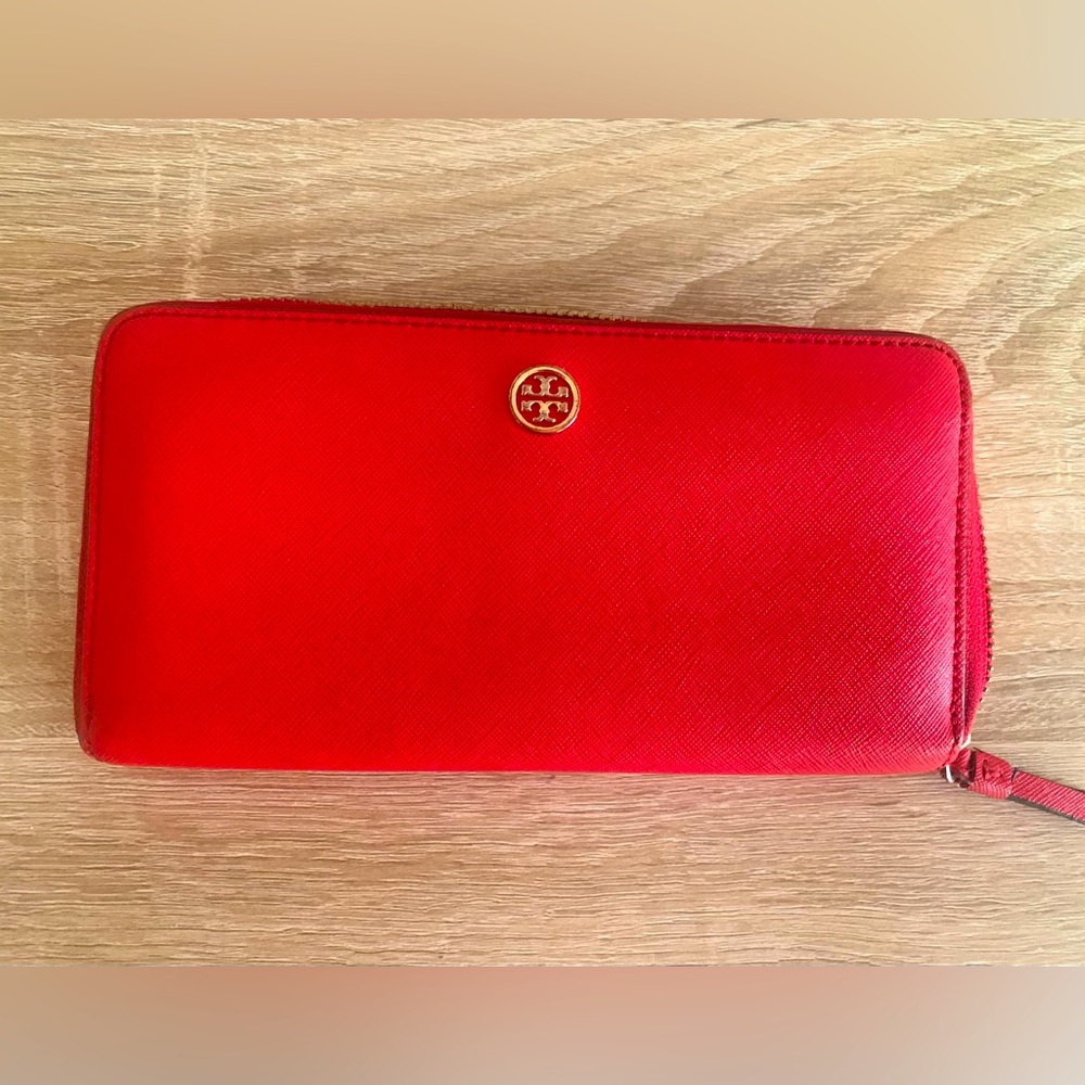 TORY BURCH Red Robinson
Continental Wallet